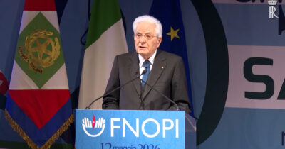Copertina di Mattarella agli infermieri: “Qualcuno vuole derubricare il Covid a poco più di un’influenza e a dimenticare i vostri sforzi”
