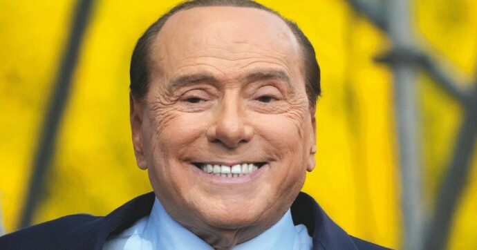 Il “Berluswashing” arriva  a teatro Omaggio a Silvio davanti a Pascale  e a lady Occhiuto: “Ci manchi!”
