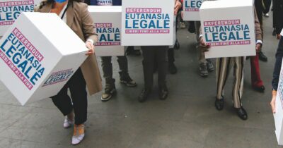 Copertina di Fine vita in aula:  maggioranza  spaccata