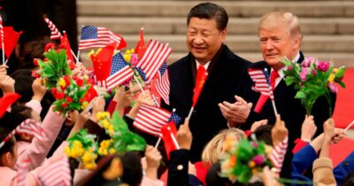 Copertina di Visita di Trump a Pechino: Da Xi tappeti rossi al “nemico” americano, che si prepara: “Noi grandi amici”