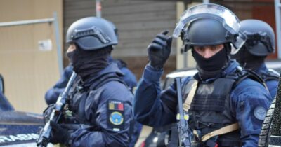 Copertina di La sparizione di un borsone con un milione di euro, poi sequestri e torture: 5 arresti a Ostia
