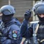 Copertina di La sparizione di un borsone con un milione di euro, poi sequestri e torture: 5 arresti a Ostia