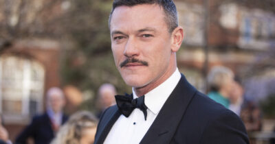 Copertina di “Ero convinta di parlare con Luke Evans, mi ha chiesto tanti soldi. Era una truffa sentimentale. Mio figlio aveva capito, ma non gli ho creduto”: lo sfogo di una vittima