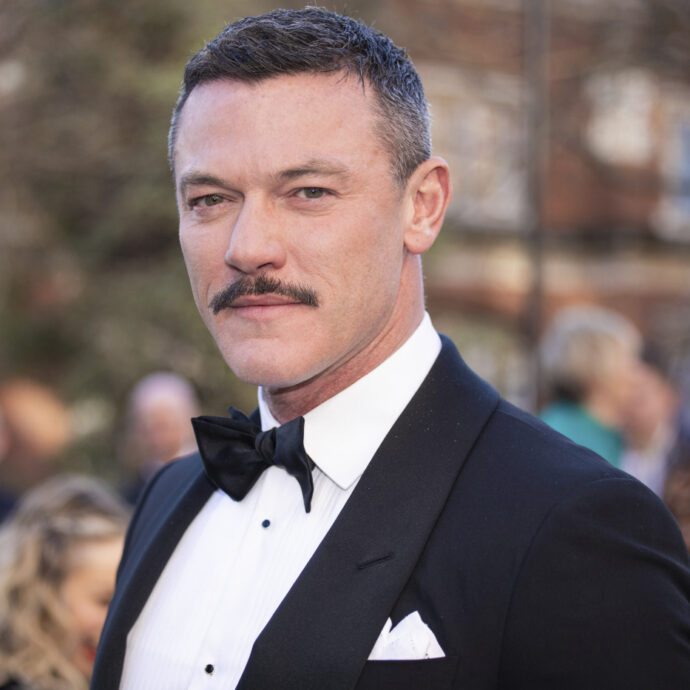 “Ero convinta di parlare con Luke Evans, mi ha chiesto tanti soldi. Era una truffa sentimentale. Mio figlio aveva capito, ma non gli ho creduto”: lo sfogo di una vittima