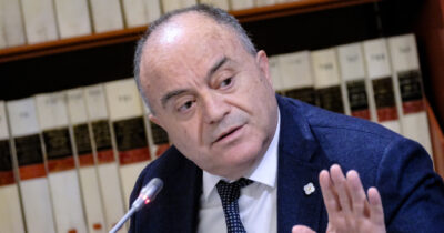 Copertina di “Vendevano dati su calciatori, attori e cantanti esfiltrati da poliziotti infedeli”: 10 arresti tra Napoli e Belluno