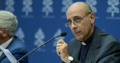 Copertina di I lefevbriani sfidano il Papa: a luglio la nomina di nuovi vescovi. Il Vaticano: “Atto scismatico, la pena è la scomunica”