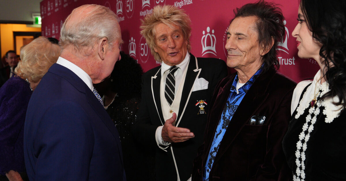 “Hai messo quel mascalzone al suo posto, sei stato superbo, assolutamente superbo”: Rod Steward si complimenta con Re Carlo. E poi a Camilla: “Suo marito ha fatto una meravigliosa performance”