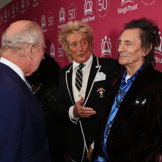 “Hai messo quel mascalzone al suo posto, sei stato superbo, assolutamente superbo”: Rod Steward si complimenta con Re Carlo. E poi a Camilla: “Suo marito ha fatto una meravigliosa performance”