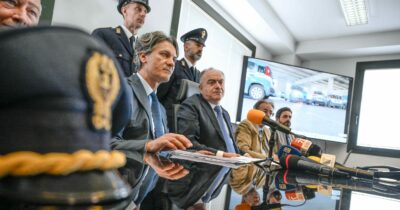 Copertina di “Dati su calciatori, attori e cantanti esfiltrati e venduti da poliziotti infedeli. C’era anche un tariffario”: 10 arresti tra Napoli e Belluno
