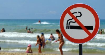 Copertina di Scatta il divieto di fumo in spiaggia a Rimini, multe fino a 500 euro: le nuove regole per l’estate e la mappa completa dei litorali in cui è vietato fumare