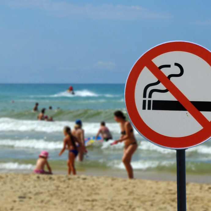 Scatta il divieto di fumo in spiaggia a Rimini, multe fino a 500 euro: le nuove regole per l’estate e la mappa completa dei litorali in cui è vietato fumare