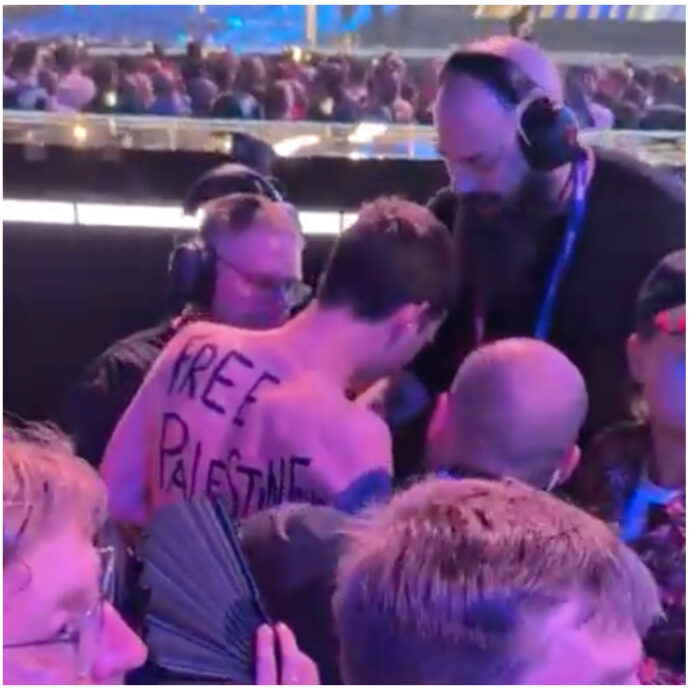 Eurovision 2026, proteste contro Israele fuori dall’Arena e dentro: un proPal sotto il palco viene bloccato dalla sicurezza dopo l’esibizione di Noam Bettan