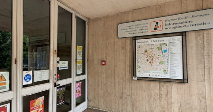 Una turista al Mausoleo di Teodorico fa pipì in biglietteria perché le negano l’accesso ai bagni: un gesto politico
