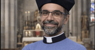 Copertina di “Sui social e i nuovi strumenti di comunicazione racconterò quanto è bella la Chiesa”: Don Roberto Fiscer lascia la parrocchia per un nuovo lavoro