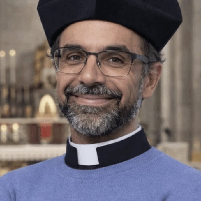 “Sui social e i nuovi strumenti di comunicazione racconterò quanto è bella la Chiesa”: Don Roberto Fiscer lascia la parrocchia per un nuovo lavoro