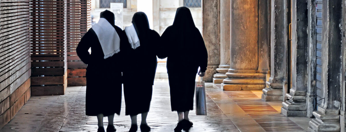 Copertina di Suor Lara: “Clausura? Non siamo  prigioniere né eroine, ma lì fuori la fede sembra andare avanti a spot”