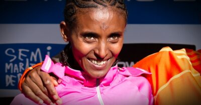 Copertina di Collassa durante un allenamento: morta a 36 anni Yebrgual Melese, stella etiope della maratona