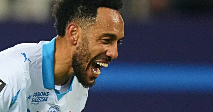 “Volevo ravvivare un po’ l’atmosfera”: Aubameyang spiega perché ha svuotato un estintore addosso a un dirigente