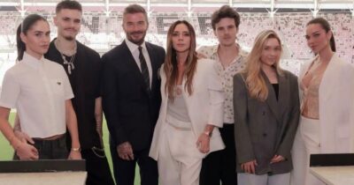 Copertina di “Cenare insieme ogni giorno alle 18 e senza cellulari è fondamentale. Siamo più tradizionalisti di quanto la gente creda”: la rivelazione di Victoria Beckham sulle ‘regole’ di casa
