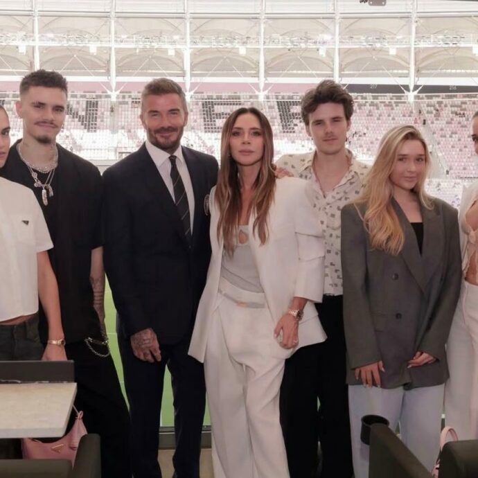 “Cenare insieme ogni giorno alle 18 e senza cellulari è fondamentale. Siamo più tradizionalisti di quanto la gente creda”: la rivelazione di Victoria Beckham sulle ‘regole’ di casa