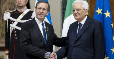 Copertina di Mattarella al presidente di Israele: “Basta con lo stato di guerra permanente in Medio Oriente. Rispettare il diritto in acque internazionali”. Drone su una base Unifil con soldati italiani in Libano