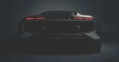 Copertina di Lotus scarica il dogma elettrico. La Type 135 riporterà in vita il V8