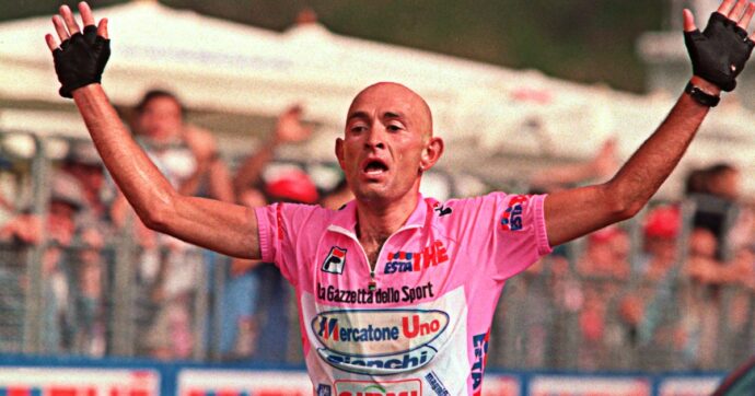 Caso Pantani, restano i misteri. Archiviata l’ultima indagine: “Era solo. Anche ora nessuno ha colto l’occasione per dare un contributo”