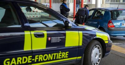 Copertina di Timbra il cartellino in Italia e va a lavorare in Svizzera