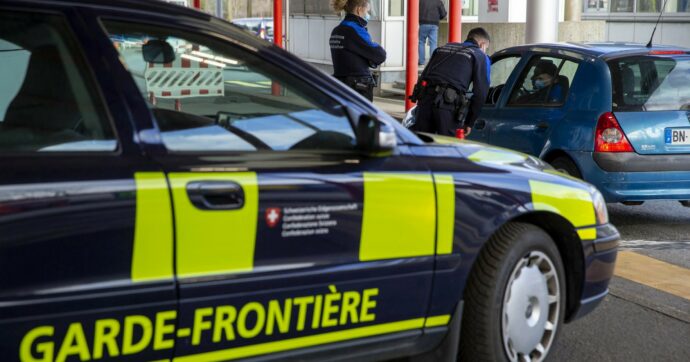 Timbra il cartellino in Italia e va a lavorare in Svizzera