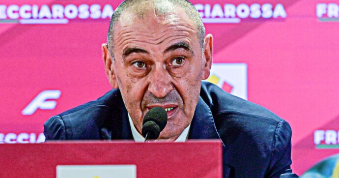 Sarri: “Giocare il derby di lunedì è l’unica idea assennata. In Lega non c’è nessuno che sa sentire l’odore dell’erba”