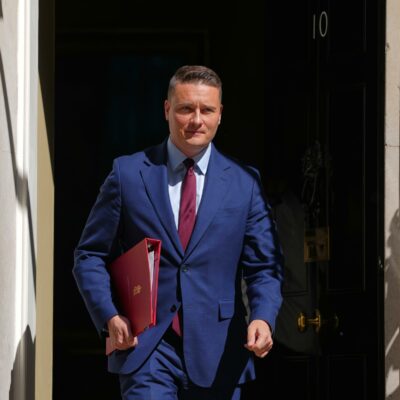 Copertina di Nuove dimissioni nel governo Starmer: il ministro della Salute Streeting lascia e prepara la corsa al vertice dei Labour. I possibili candidati