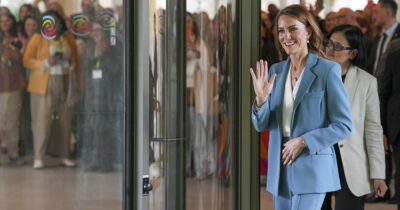 Copertina di “Come ti chiami? Io sono Caterina”: il racconto della prima giornata di Kate Middleton a Reggio Emilia con i bambini degli asili che ha visitato – VIDEO