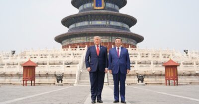 Copertina di Primo bilaterale Trump-Xi in Cina. Il capo di Pechino avverte: “Se agite male su Taiwan rischiamo il conflitto”. Il tycoon: “Sei un grande leader”