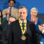 Copertina di L’allarme di Draghi: “L’Europa è sola, il dialogo con Trump non ha funzionato". E ai leader U: "Con gli Usa serve un tono più assertivo”