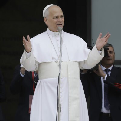 Copertina di Il no di Papa Leone al riarmo Ue in nome della Costituzione: “Non si chiami ‘difesa’, impoverisce educazione e salute”