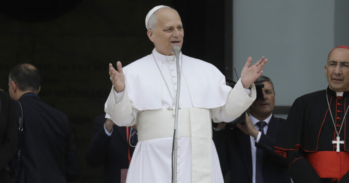 Il no di Papa Leone al riarmo Ue in nome della Costituzione: “Non si chiami ‘difesa’, impoverisce educazione e salute”