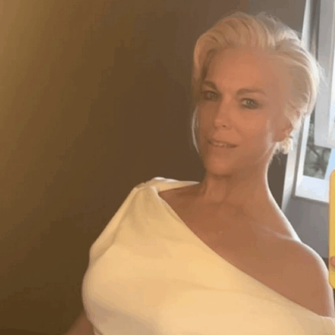 “Cosa faccio per mantenermi in forma? Squat mentre mi lavo i denti e calisthenics usando il peso del mio corpo”: Hannah Waddingham racconta la sua routine