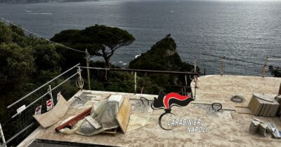 Copertina di Sting nei guai in Costiera Sorrentina: sequestrato il cantiere nella villa a Massa Lubrense