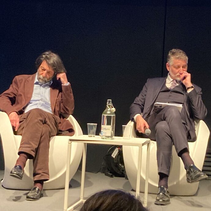 Il ministro Giuli arriva con 40 minuti di ritardo all’incontro al Salone del Libro e la sala protesta: “Bastava Cacciari” – VIDEO