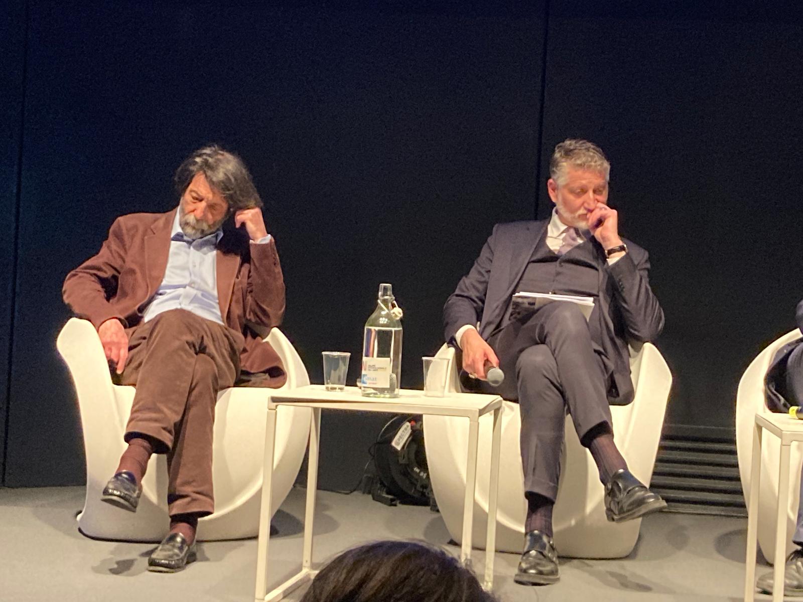Il ministro Giuli arriva con 40 minuti di ritardo all’incontro al Salone del Libro e la sala lo fischia: “Bastava Cacciari” – VIDEO