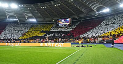 Copertina di Caos derby, i tifosi della Roma: “Se si gioca lunedì, rimaniamo fuori”. La società: “Lavoriamo per scendere in campo domenica”