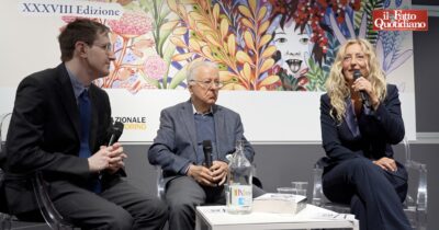 Copertina di “L’intelligenza collettiva è pratica di vita”: la scuola di cittadinanza del Fatto al Salone di Torino. Monteverdi: “Alimenta una comunità importante”