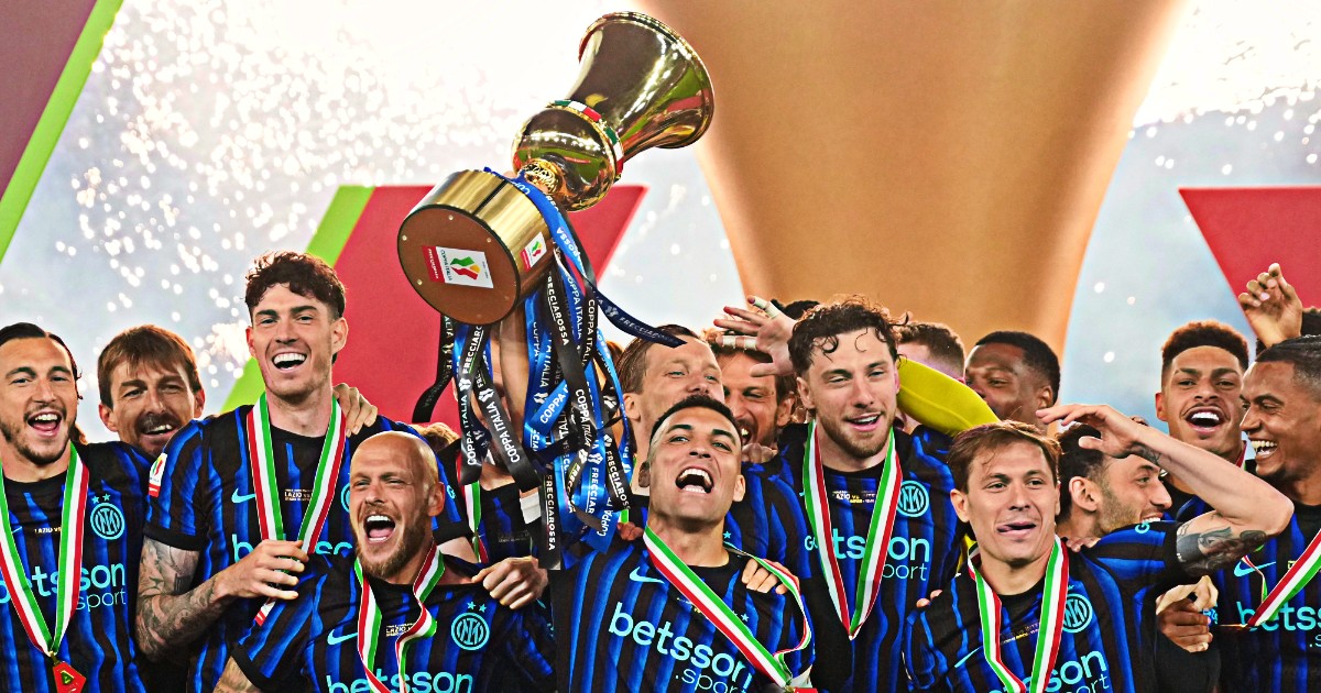 I giocatori dell’Inter alzano la Coppa Italia
