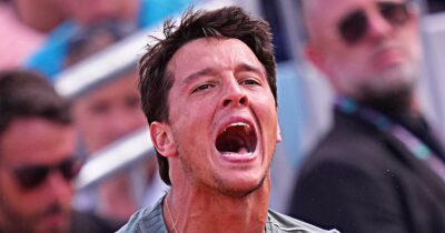 Copertina di Darderi da urlo: vince una battaglia notturna e infinita contro Jodar e vola in semifinale agli Internazionali a Roma