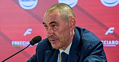 Copertina di Caos derby, Sarri attacca: “Se si gioca domenica alle 12:30 non vengo. Tanto per noi è uguale, prendiamo un punto di penalizzazione e basta”