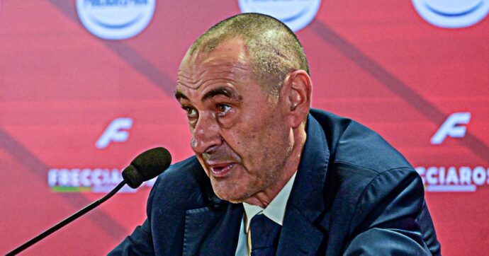 Caos derby, Sarri attacca: “Se si gioca domenica alle 12:30 non vengo. Tanto per noi è uguale, prendiamo un punto di penalizzazione e basta”