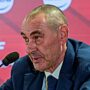 Copertina di Caos derby, Sarri attacca: “Se si gioca domenica alle 12:30 non vengo. Tanto per noi è uguale, prendiamo un punto di penalizzazione e basta”