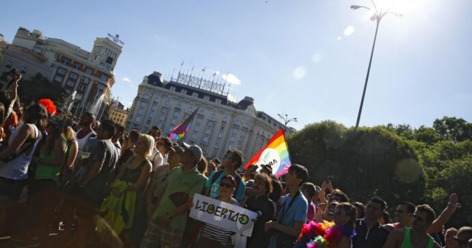 Omolesbobitransfobia, l’Italia arretra ancora sui diritti Lgbtq. La migliore in Europa è la Spagna: “Merito di leggi contro le discriminazioni e politiche attive”