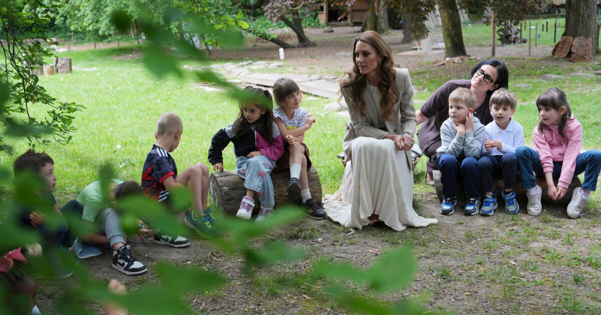 “Radici, bene ho imparato una nuova parola grazie a te”. Kate Middleton a “lezione” con i bimbi, poi fai i tortelli: l’ultimo giorno della principessa a Reggio Emilia