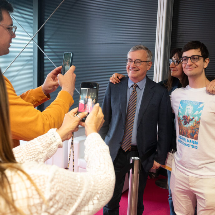 “4 libri mi hanno cambiato la vita. Questo ce l’ho ancora vicino al comodino, quest’altro mi faceva vibrare….”: Alessandro Barbero star del Salone del Libro di Torino 2026